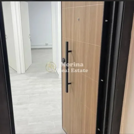 Tirane, jepet me qera ambjent biznesi Kati 0, 113 m² 800 € (Pallati me Shigjeta)