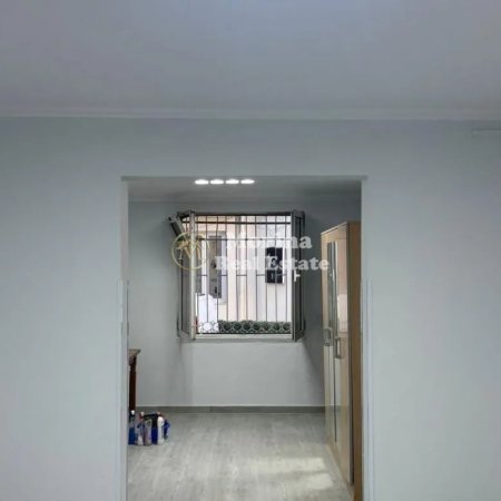 Tirane, jepet me qera ambjent biznesi Kati 0, 113 m² 800 € (Pallati me Shigjeta)