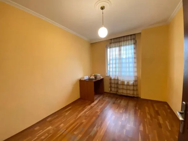 Tirane, jepet me qera zyre , 132 m² 1.500 € (Rruga Kosovarëve)