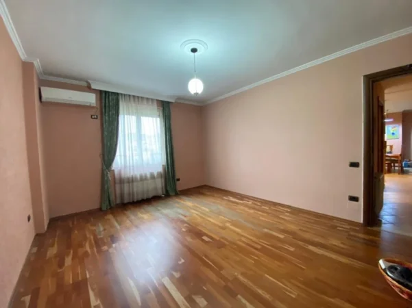 Tirane, jepet me qera zyre , 132 m² 1.500 € (Rruga Kosovarëve)
