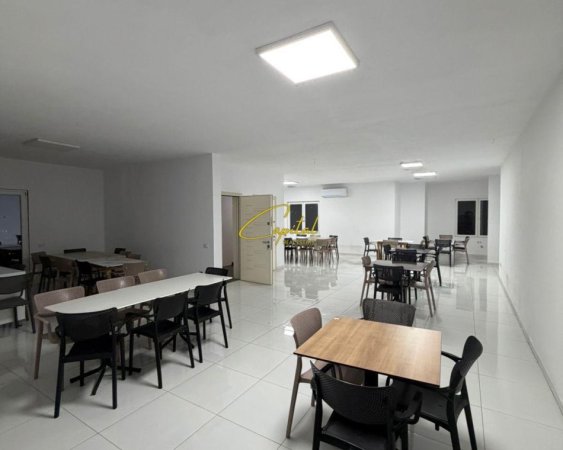 Tirane, jepet me qera zyre Kati 1, 160 m² 900 € (SAUK)