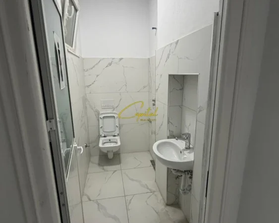 Tirane, jepet me qera zyre Kati 1, 160 m² 900 € (SAUK)