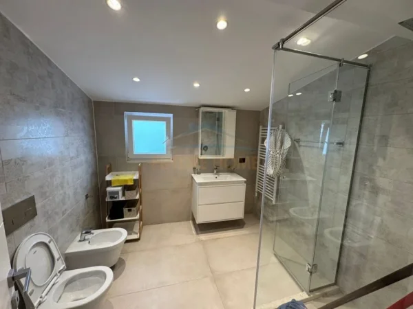 Tirane, jepet me qera apartament 3+1 Kati 5, 108 m² 1.500 € 