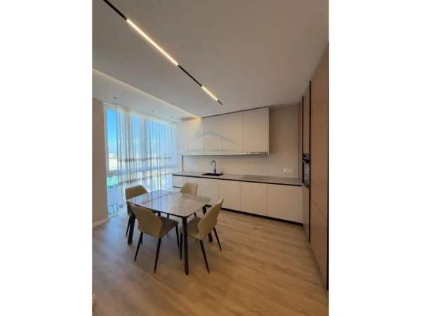 Tirane, jepet me qera apartament 2+1+Ballkon Kati 10, 110 m² 1.300 € (Galeria, Rruga e Barrikadave, Tirane.)
