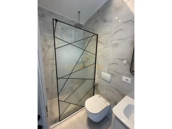 Tirane, jepet me qera apartament 2+1+Ballkon Kati 10, 110 m² 1.300 € (Galeria, Rruga e Barrikadave, Tirane.)