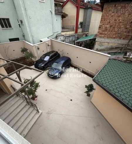 Tirane, jepet me qera ambjent biznesi Kati 0, 136 m² 2.000 € (21 Dhjetori)