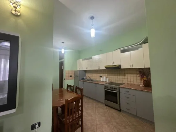 Tirane, jepet me qera apartament 2+1 Kati 3, 110 m² 350 € (Kombinat)