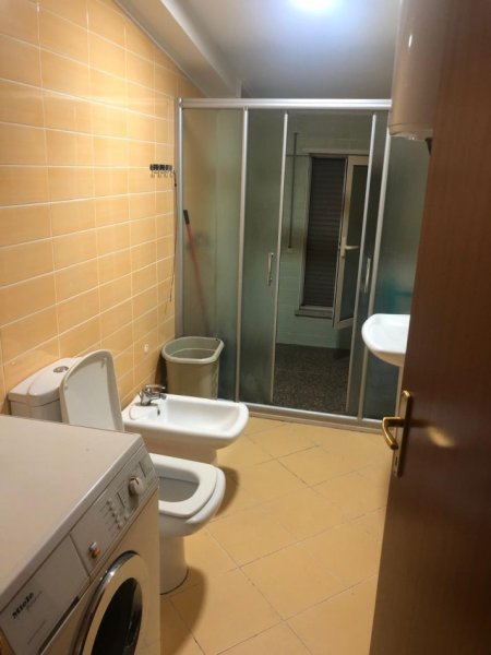 Tirane, jepet me qera apartament 1+1 Kati 6, 70 m² 600 € (Liqeni i thate)