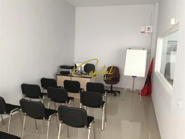 Tirane, jepet me qera ambjent biznesi Kati 0, 120 m² 1.000 € (ALI DEMI)