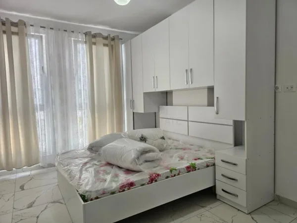 Tirane, jepet me qera apartament 2+1 Kati 3, 89 m² 500 € (Univers City)