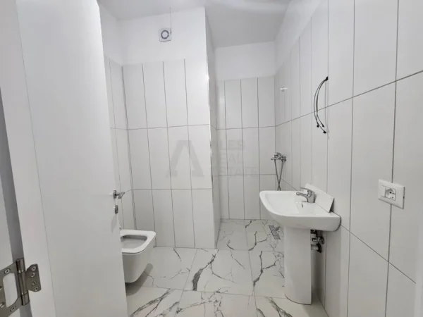 Tirane, jepet me qera apartament 2+1 Kati 3, 89 m² 500 € (Univers City)