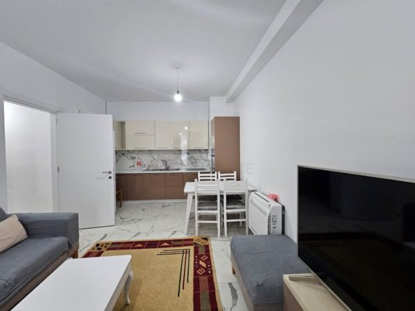 Tirane, jepet me qera apartament 2+1 Kati 3, 89 m² 500 € (Univers City)
