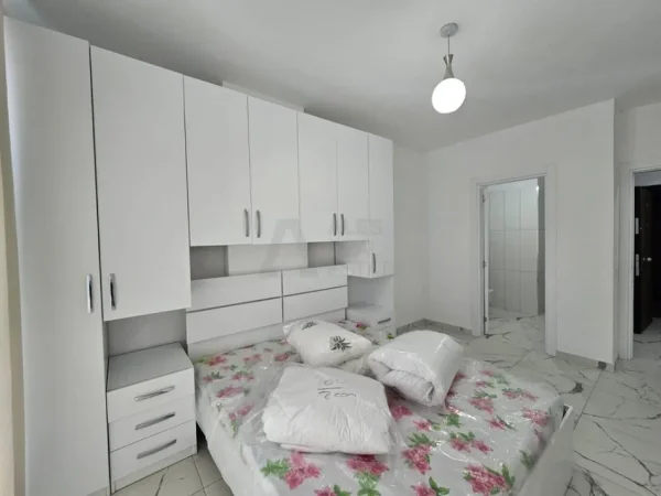 Tirane, jepet me qera apartament 2+1 Kati 3, 89 m² 500 € (Univers City)