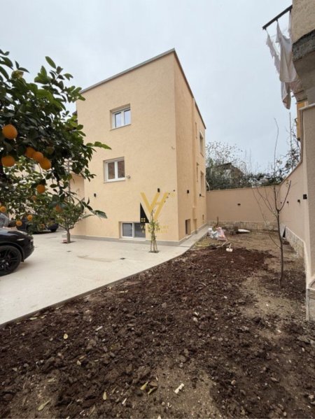 Tirane, jepet me qera ambjent biznesi Kati 0, 440 m² 2.000 € (RRUGA NAIM FRASHERI)