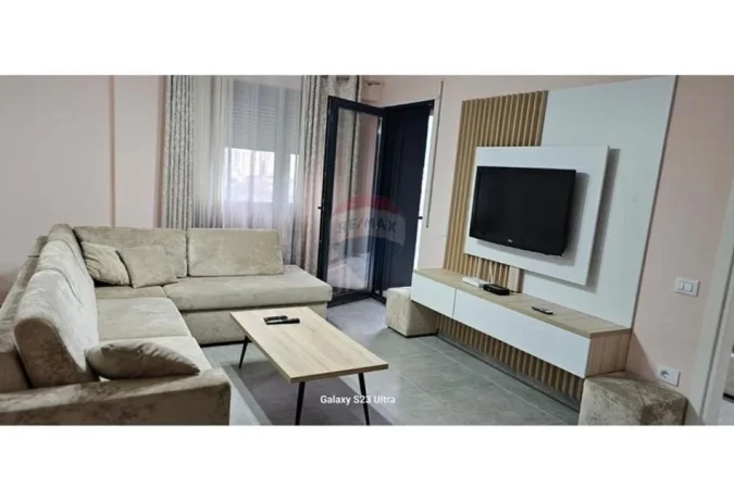 Tirane, jepet me qera apartament 1+1+Ballkon , 75 m² 550 € (Ish fusha Aviacionit)