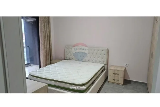 Tirane, jepet me qera apartament 1+1+Ballkon , 75 m² 550 € (Ish fusha Aviacionit)