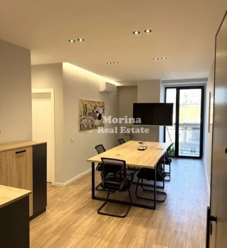Tirane, jepet me qera ambjent biznesi Kati 3, 70 m² 700 € (Mine Peza)