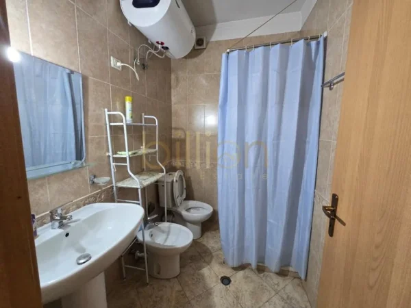 Tirane, jepet me qera 2+1 , 129 m² 700 € (Rruga e kavajes)