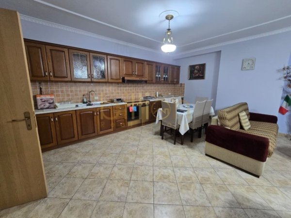 Tirane, jepet me qera 2+1 , 129 m² 700 € (Rruga e kavajes)