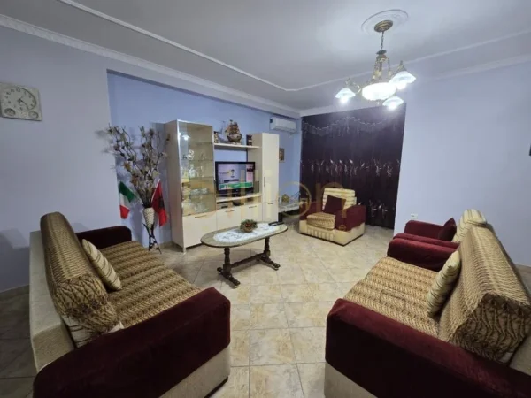 Tirane, jepet me qera 2+1 , 129 m² 700 € (Rruga e kavajes)