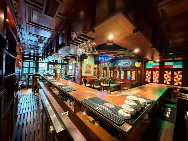 Tirane, jepet me qera ambjent biznesi Kati 0, 102 m² 4.000 € 