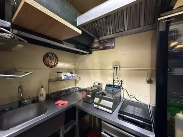 Tirane, jepet me qera ambjent biznesi Kati 0, 102 m² 4.000 € 