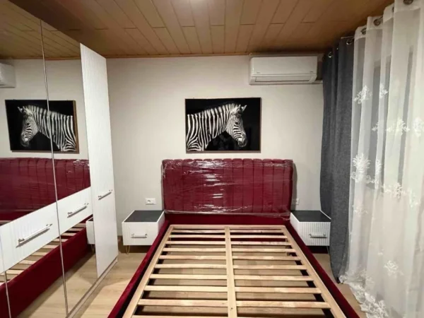 Tirane, jepet me qera apartament 1+1 Kati 2, 600 € (ish parku)