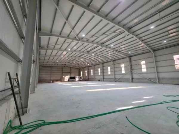 Tirane, jepet me qera magazine , 1.200 m² 4.500 € (Zona Megatek)