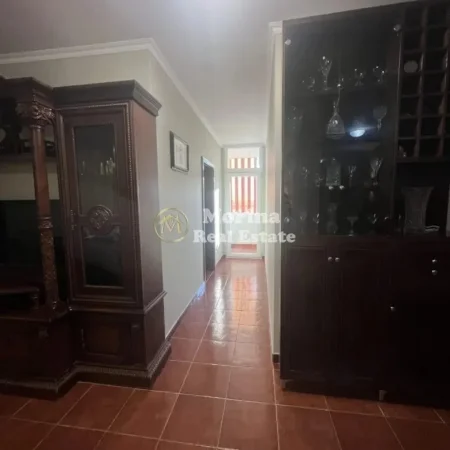 Tirane, jepet me qera apartament 3+1 Kati 9, 125 m² 700 € (Komuna e Parisit)