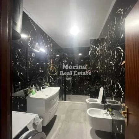 Tirane, jepet me qera apartament 3+1 Kati 9, 125 m² 700 € (Komuna e Parisit)
