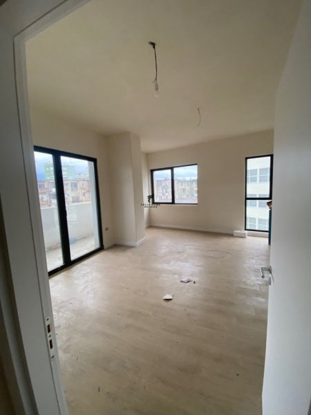 Tirane, jepet me qera zyre Kati 2, 115 m² 1.100 € (VASIL SHANTO)