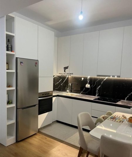 Tirane, jepet me qera apartament 1+1 Kati 2, 65 m² 450 € (ALI DEMI)