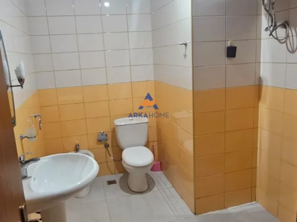Tirane, jepet me qera apartament 2+1+Ballkon , 110 m² 521 € 