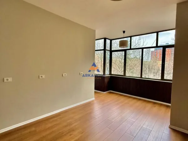 Tirane, jepet me qera apartament 1+1+Ballkon Kati 3, 65 m² 700 €