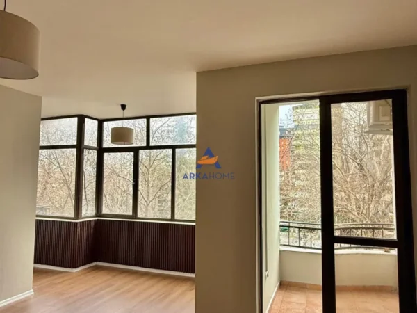 Tirane, jepet me qera apartament 1+1+Ballkon Kati 3, 65 m² 700 €