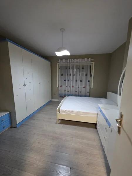 Tirane, jepet me qera apartament 2+1 Kati 8, 93 m² 500 € (Yzberisht perballe Grand Gallery)
