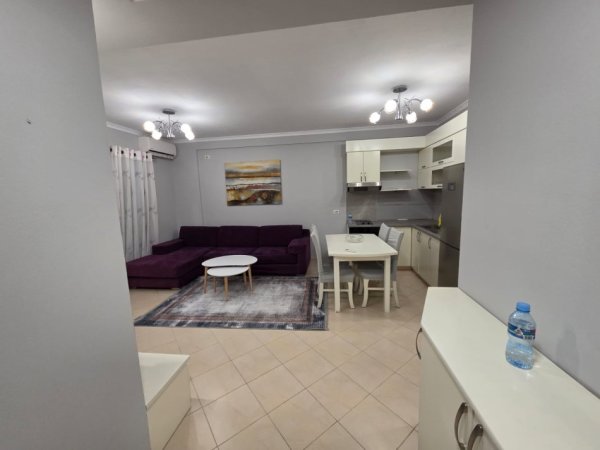 Tirane, jepet me qera apartament 2+1 Kati 8, 93 m² 500 € (Yzberisht perballe Grand Gallery)