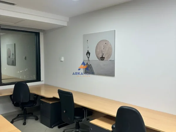 Tirane, jepet me qera zyre Kati 10, 80 m² 1.000 € 