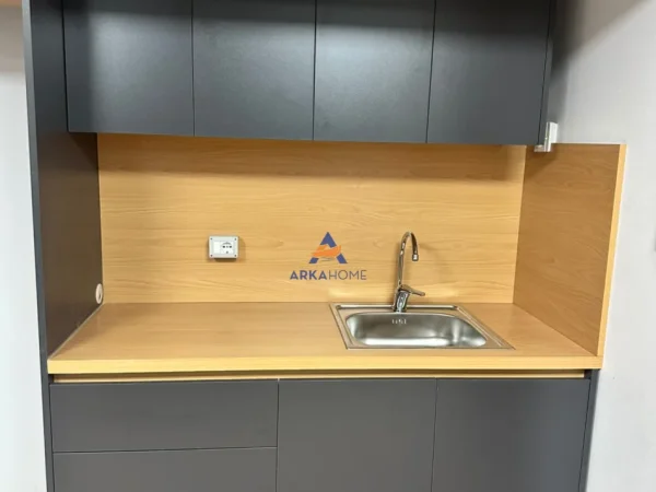 Tirane, jepet me qera zyre Kati 10, 80 m² 1.000 € 