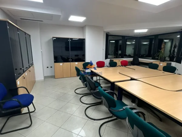 Tirane, jepet me qera zyre Kati 10, 80 m² 1.000 € 