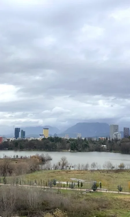 Shitet 1+1+Ballkon + 2 Poste Parkimi ,me Pamje nga Liqeni , 89 m² 330.000 €