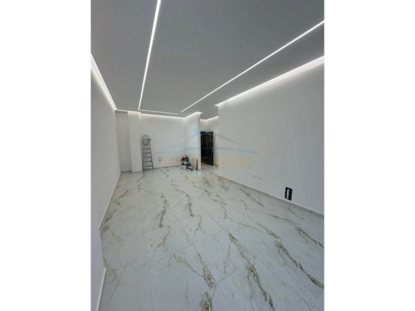 Tirane, jepet me qera zyre Kati 1, 72 m² 800 € (Bulevardi Migjeni , Astir)