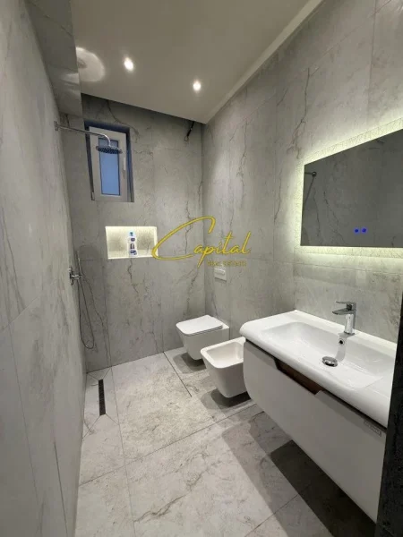 Tirane, jepet me qera apartament 4+1 Kati 2, 340 m² 2.000 € (21 DHJETORI)