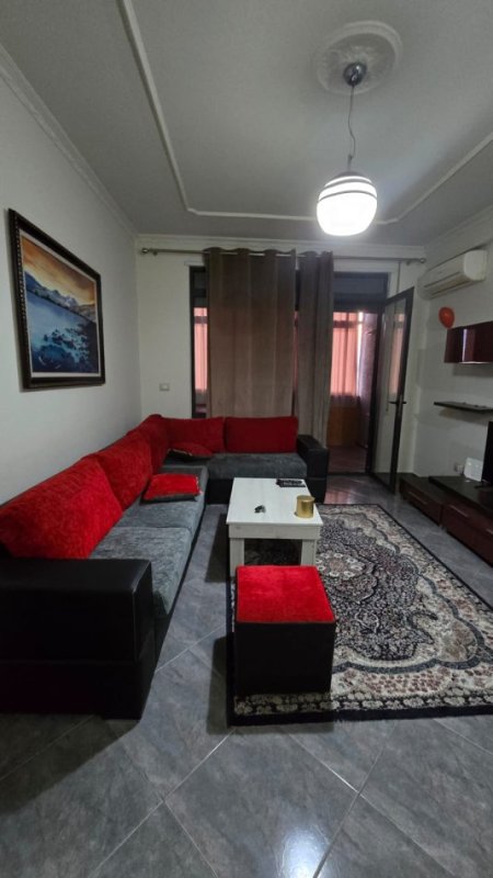 Tirane, jepet me qera apartament 1+1+Ballkon Kati 4, 70 m² 600 € (Liqeni i Tiranes)