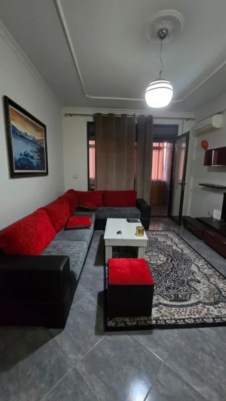 Tirane, jepet me qera apartament 1+1+Ballkon Kati 4, 70 m² 600 € (Liqeni i Tiranes)