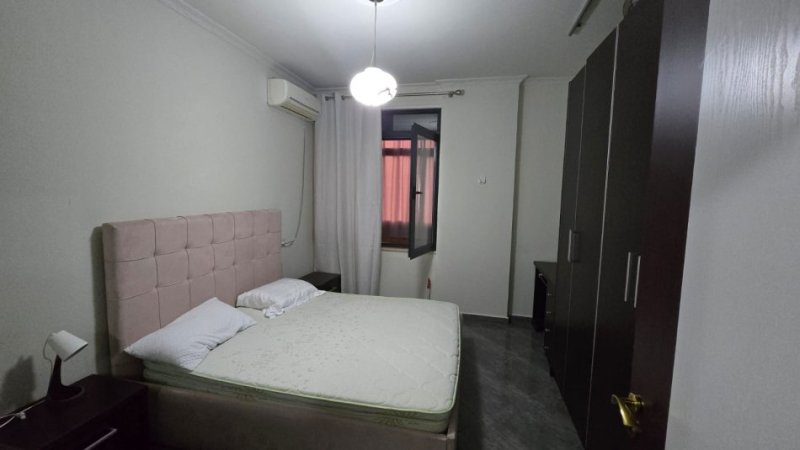 Tirane, jepet me qera apartament 1+1+Ballkon Kati 4, 70 m² 600 € (Liqeni i Tiranes)
