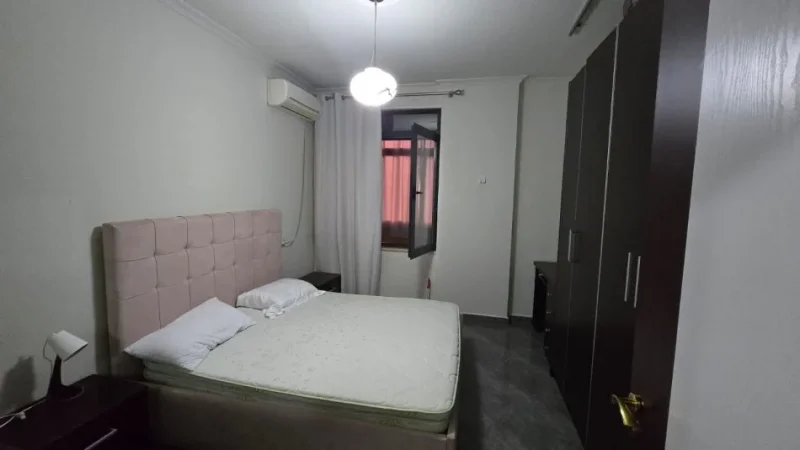 Tirane, jepet me qera apartament 1+1+Ballkon Kati 4, 70 m² 600 € (Liqeni i Tiranes)