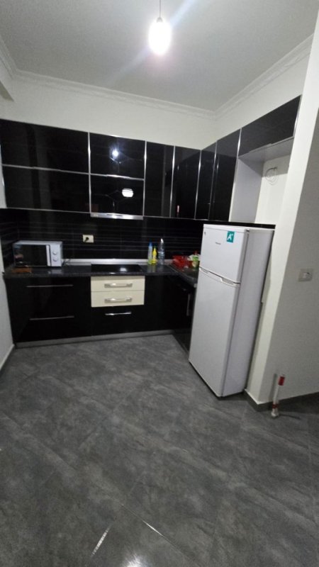 Tirane, jepet me qera apartament 1+1+Ballkon Kati 4, 70 m² 600 € (Liqeni i Tiranes)