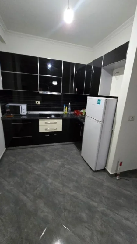 Tirane, jepet me qera apartament 1+1+Ballkon Kati 4, 70 m² 600 € (Liqeni i Tiranes)