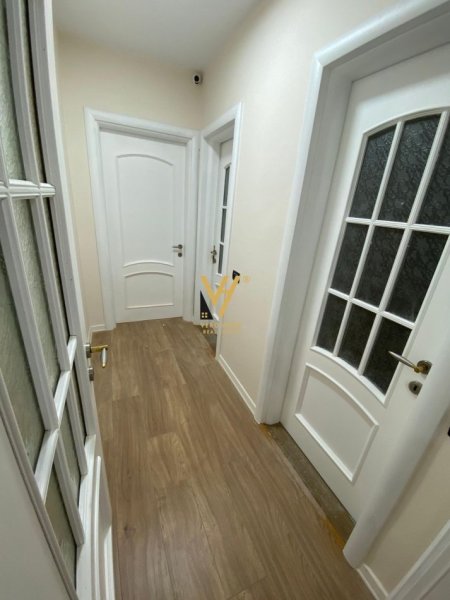 Tirane, jepet me qera zyre Kati 1, 180 m² 1.850 € (RRUGA E KAVAJES)